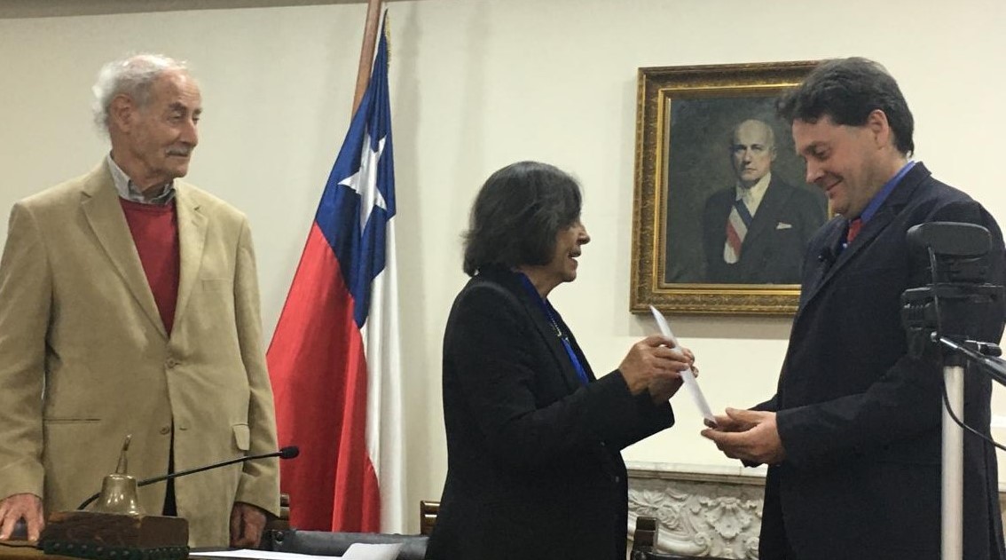 María Cecilia Hidalgo of the Academy congratulates Valdivia.