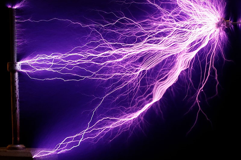 electromagnetism - Why do lightnings generated by a tesla coil